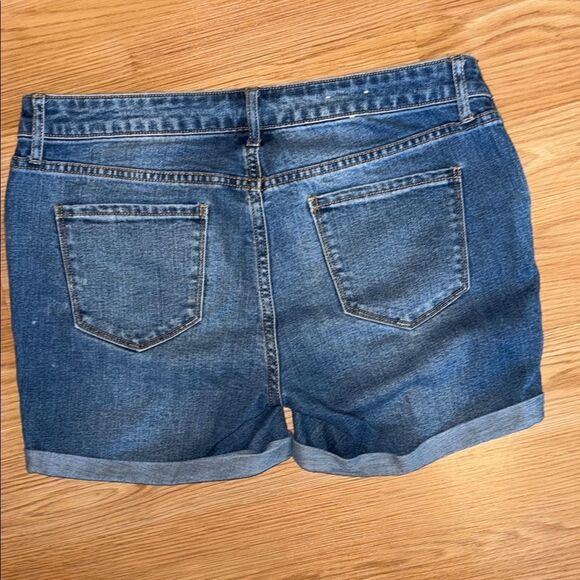 Old Navy Maternity Shorts - Picture 3 of 5